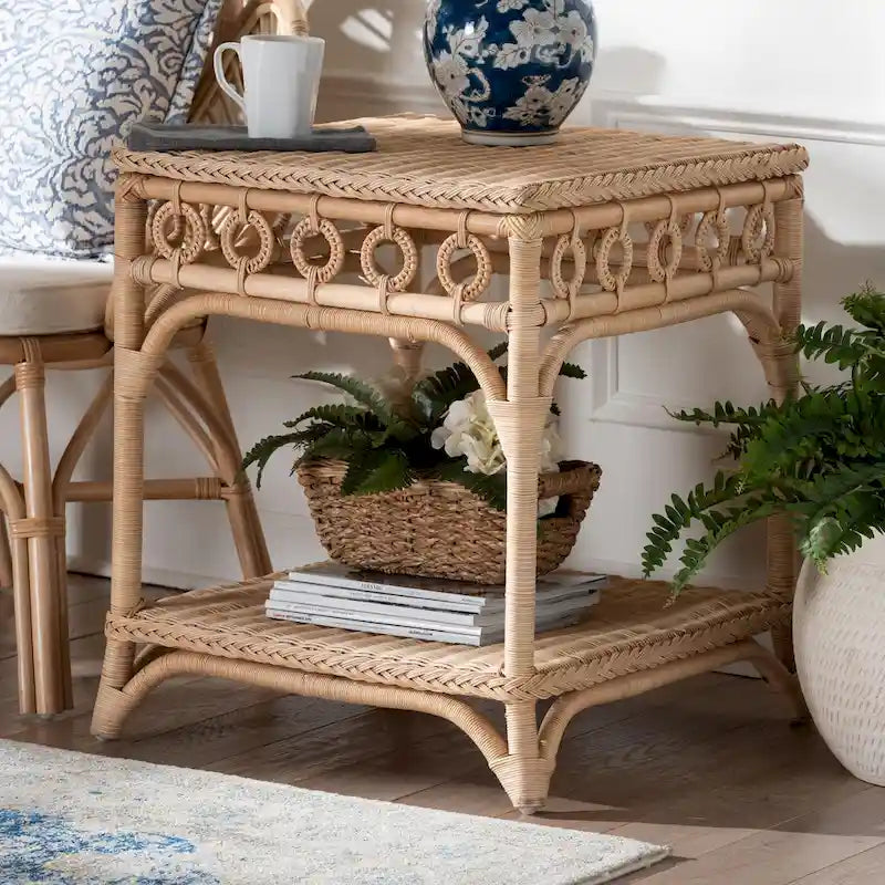 Table d'appoint Oxford en rotin naturel tressé avec étagère – Table bohème avec détails en boucles, style côtier pour salon ou chambre à coucher