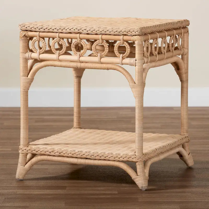 Table d'appoint Oxford en rotin naturel tressé avec étagère – Table bohème avec détails en boucles, style côtier pour salon ou chambre à coucher