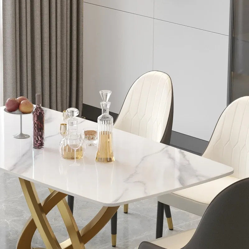 Table de salle à manger avec plateau rectangulaire en pierre frittée et piètement doré
