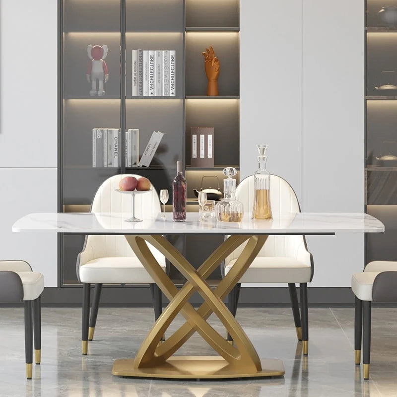 Table de salle à manger avec plateau rectangulaire en pierre frittée et piètement doré