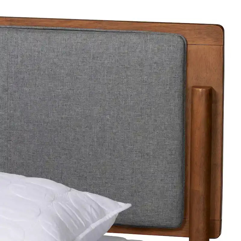 Lit plateforme en tissu gris et bois de noyer cendré de style Mid-Century Modern