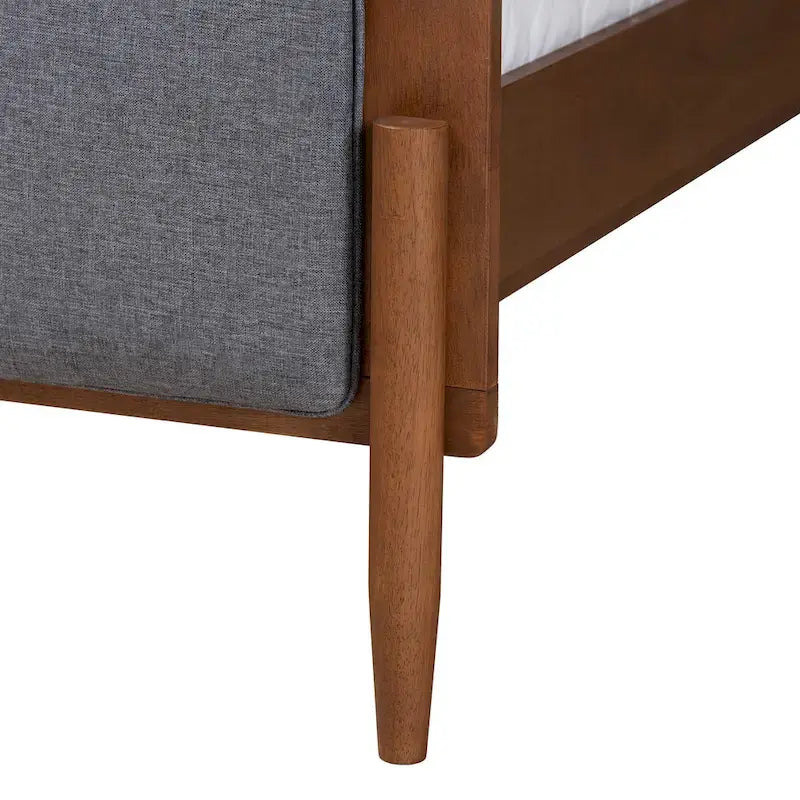 Lit plateforme en tissu gris et bois de noyer cendré de style Mid-Century Modern