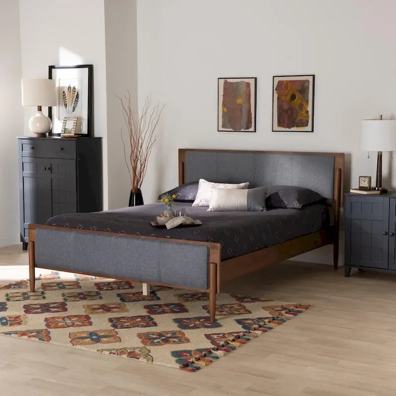 Lit plateforme en tissu gris et bois de noyer cendré de style Mid-Century Modern