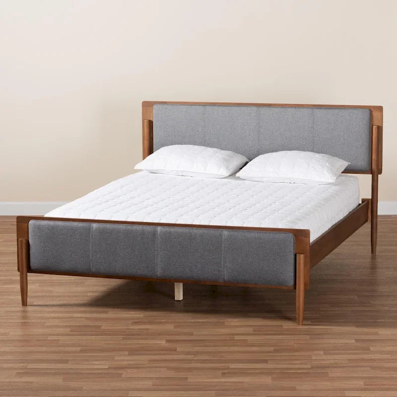 Lit plateforme en tissu gris et bois de noyer cendré de style Mid-Century Modern